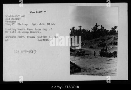 Luftaufnahme des Lagers Zamora in Vietnam, aufgenommen am 2. August 1967. Das Foto zeigt das Gelände und die Umgebung von der Spitze des Hügels OP mit Blick nach Nordosten. Es wurde von Sgt. J.L. Blick vom 3. MarDiv gefangen genommen. Das Bild ist Teil des Archivs des Verteidigungsministeriums (Marine Corps). Stockfoto