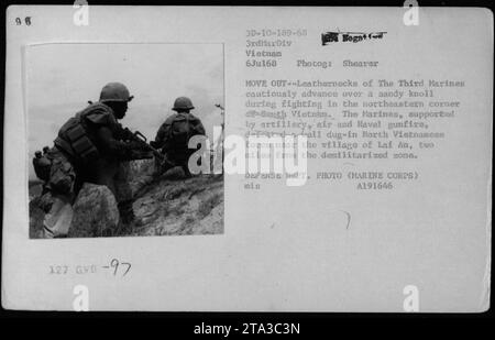 Marines der Dritten Division, die sich während des Kampfes in Bath, Vietnam, am 6. Juli 1968, über eine Sanddüne fortbewegten. Die Operation Badger Tooth wurde von den Marines durchgeführt, die erfolgreich eine befestigte nordvietnamesische Einheit in der Nähe von LAF, einem Dorf, das nur zwei Meilen von der entmilitarisierten Zone entfernt war, besiegten. Bild: Verteidigungsministerium, Marinekorps, A191646.“ Stockfoto