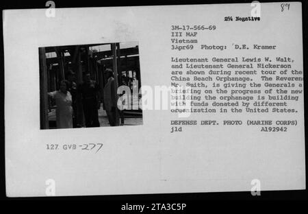 Generalleutnant Lewis W. Walt und Generalleutnant Nickerson besuchen während ihrer Tour das China Beach Waisenhaus. Sie erhalten ein Briefing von Reverend Mr. Smith über den Fortschritt des neuen Gebäudes, das von verschiedenen Organisationen in den Vereinigten Staaten finanziert wird. Dieses Foto wurde am 3. April 1969 in Vietnam aufgenommen. Stockfoto