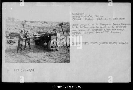 Die Lance Corporals W.L. Thompson und J.L. Hoffman, zusammen mit Sergeant H.E. Troester, werden gesehen, wie sie ihre 105 Haubitze für den Beschuss auf dem Danang Airfield in Vietnam am 13. März 1965 vorbereiten. Dieses Foto, aufgenommen von SSgt. H.C. Batchelor, nimmt die Geschützposition der Kompanie 2/12 ein, die zur 3. Marine Division gehört. Stockfoto