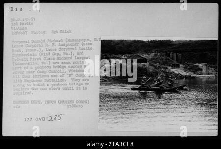 Marines der B-Kompanie, 11. Ingenieur-Bataillon, darunter Corporal Donald Rickard, Lance Corporal R.B. Auspacher, Lance Corporal Leslie Chamberlain und der private First Class Richard Largent, werden in der Nähe von Camp Carroll, Vietnam, gesehen, wie sie einen Teil einer Pontonbrücke über einen Fluss rudern. Sie bauen eine neue Brücke, um eine beschädigte zu ersetzen. Dieses Foto wurde am 12. Februar 1967 bei Patrouillen der 3. Marine Division aufgenommen. (Beschriftung basierend auf verfügbaren Informationen) Stockfoto