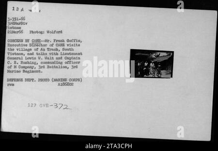 Herr Frank Goffio, Executive Director of CARE, besucht am 21. März 1966 das Dorf an Trach in Südvietnam. Er spricht mit Generalleutnant Lewis W. Walt und Captain C. B. Rushing, Befehlshaber der M Kompanie, 3. Bataillon, 3. Marine-Regiment. Dieses Foto wurde während des Vietnamkriegs aufgenommen. Stockfoto