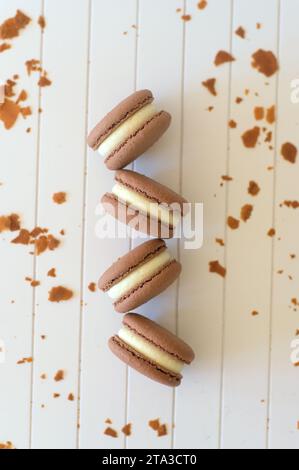 Handgefertigte Macarons in Naturtönen ohne Verzierung durch Farbstoffe Stockfoto