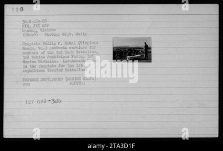 Kaplan Philip F. Kahal aus Virginia Beach, Virginia, führt am 10. März 1966 religiöse Gottesdienste für Mitglieder des 3. Panzerbataillons, 3. Marine Amphibious Force, 3. Marine Division in Danang, Vietnam, durch. Lieutenant Kahal ist Kaplan des 1. Amphibischen Traktorbataillons. Dieses Foto wurde von SSgt aufgenommen. Kelly. Stockfoto