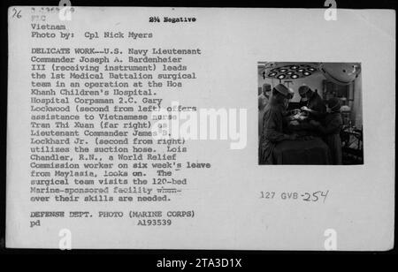 Kommandant der US Navy Joseph A. Bardenheier führt ein chirurgisches Team des 1. Medizinischen Bataillons bei einer Operation im Hoa Khanh Kinderkrankenhaus an. Krankenhaus Korpsman 2.C. Gary Lockwood und die vietnamesische Krankenschwester Tran Thi Xuan helfen als Leutnant Commander James B. Lockhard Jr. den Saugschlauch benutzt. Der Mitarbeiter der World Relief Commission, Lois Chandler, beobachtet. Das chirurgische Team besucht das Marine-gesponserte Krankenhaus nach Bedarf. VERTEIDIGUNGSABTEILUNG. FOTO (MARINE CORPS) PD A193539 T 127 GVB-254 Stockfoto