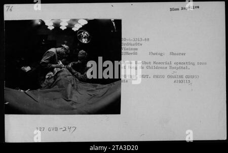 Medizinisches Personal des Marine Corps operiert im Operationssaal des James Hurlbut Memorial im Dong Ha Children's Hospital während einer MEDCAP-Mission in Vietnam am 22. November 1968. Das Foto ist ein 35-mm-negativ von Shearer James, das vom Verteidigungsministerium (Marine Corps) zur Verfügung gestellt wurde. Stockfoto