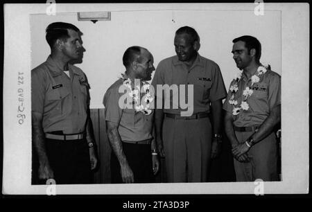 US-Marinesoldaten wurden im Rahmen der Operation Homecoming am 16. Februar 1973 während des Vietnamkriegs zurückgeführt. Stockfoto