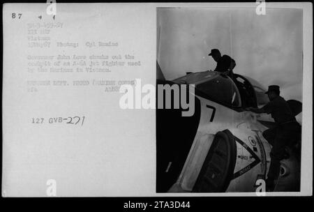 John Love, der Gouverneur von CPL Roaine, inspiziert in Begleitung von Offizieren und Beamten wie Hubert Humphrey, General William Westmoreland und Sen Harry F Byrd das Cockpit eines A-6A-Jets, das von den Marines während des Vietnamkriegs eingesetzt wurde. Dieses Foto wurde am 19. Mai 1967 aufgenommen. (Faktenbasierte Beschriftung) Stockfoto