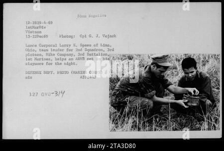 Lance Corporal Larry E. Spees aus Lima, Ohio, Teamleiter der 2. Geschwader, 3. Zug, Mike Company, 3. Bataillon, 1. Marines, unterstützt einen Soldaten der ARVN (Army of the Republic of Vietnam) beim Aufbau seines Lehms für die Nacht. Foto vom 15. Bis 22. Dezember 1969 von CPL G. J. Vojack. Stockfoto