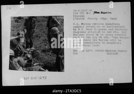 Die US-Marines erhalten dringende medizinische Hilfe auf dem Schlachtfeld von US-Navy-Korps und Ärzten. Korps, die dem 2. Bataillon angehören, 3. Marines sind bereit, verletzte Marines zu CH-46A 'Sea Knight' Hubschraubern zu transportieren, um sie sofort in Krankenhäuser zu evakuieren, um sicherzustellen, dass sie sofort medizinisch versorgt werden. Bild vom 17. Juli 1968. Stockfoto