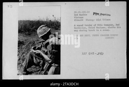 Ein Truppenführer der Kilo Company, 3. Bataillon, Third Marines, berät eine Karte während einer Durchsuchung in Vietnam. Dieses Foto wurde am 27. Januar 1968 von LCpl Tilson aufgenommen. Das Bild zeigt, wie der Truppenführer eine Pause einlegt und sicherstellt, dass seine Position korrekt identifiziert wird. Stockfoto