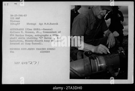 Der Kommandant des Marine Corps, General Wallace M. Greane, signiert am 20. August 1967 eine 175-mm-Granate in Camp Carroll, Vietnam. Dieses Foto wurde von Sgt. M. W. Kurruk aufgenommen und wird als Foto des Verteidigungsministeriums kategorisiert. Stockfoto