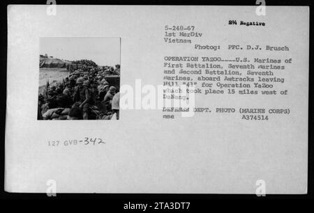 U.S. Marines of First Battalion, Seventh Marines und Second Battalion, Seventh Marines, gehen an Amtracks, um von Hill '41' zur Operation Ya Zoo zu starten. Diese Operation fand 24 Meilen westlich von Danang während des Vietnamkrieges statt. Negatives Foto von PFC. D.J. Brusch. (Marine Corps Foto A374514) Stockfoto