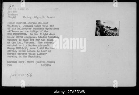 Colonel William G. Johnson an Bord der USS Princeton beruft sich mit Hubschraubergeschwadern, während U3D-Hubschrauber sich am 2. September 1965 auf Chu Lai, Vietnam, vorbereiten. Mag-36, bestehend aus 1.400 Mitarbeitern, traf ein, um den Einsatz von Marinehubschraubern zu unterstützen. Stockfoto