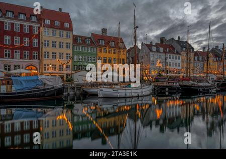 Weihnachtsdeokorationen spiegeln sich am 25. November 2023 im Kopenhagener Nyhavn-Kanal in der Abenddämmerung wider Stockfoto