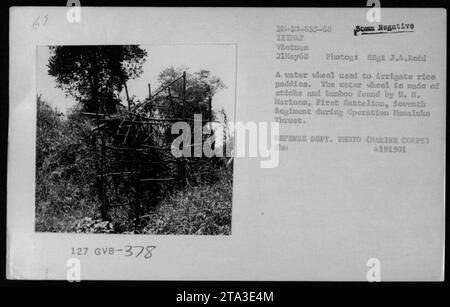 Ein Wasserrad aus Stäben und Bambus, das von den US-Marines während der Operation Mama Luke Schub gefunden wurde, ist in diesem Bild zu sehen. Es wurde für die Bewässerung von Reisfeldern in Vietnam verwendet, um Wasser für Kläranlagen und Feldversorgung bereitzustellen. Dieses Foto wurde am 21. Mai 1968 von SSgt J.A. Rold aufgenommen. Stockfoto