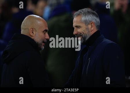 PEP Guardiola Manager von Manchester City und Marco Rose Manager von RB Leipzig im Gespräch vor dem UEFA Champions League Gruppe G Spiel Manchester City gegen RB Leipzig im Etihad Stadium, Manchester, Großbritannien, 28. November 2023 (Foto: Conor Molloy/News Images) Stockfoto