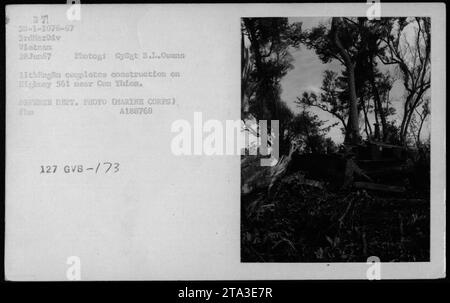 Marines von der 11. EngBu werden am 28. Juni 1967 bei Con Thien in Vietnam beim Bau des Highway 561 gesehen. Das Foto zeigt die Fortschritte bei der Verbesserung der Infrastruktur während des Krieges. Das Bild wurde GySgt B.L. Owens zugeschrieben und wurde als Teil der Dokumentation der militärischen Aktivitäten des US-Verteidigungsministeriums aufgenommen. Stockfoto