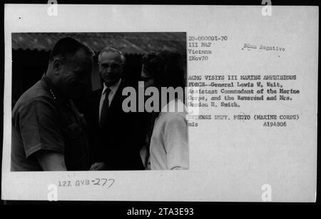 Generalleutnant Lewis W Walt, stellvertretender Kommandant des Marine Corps, besucht am 2. November 1970 die III. Marine Amphibious Force in Vietnam. Er wird hier mit Reverend und Mrs. Gordon H. Smith gesehen. Dieses Foto fängt einen wichtigen Moment während des Vietnamkriegs ein. Stockfoto