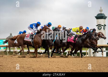 Pferderennen am Schlusstag des Herbsttreffens am Samstag, 28. Oktober 2023, in Keeneland in Lexington, Kentucky. Stockfoto