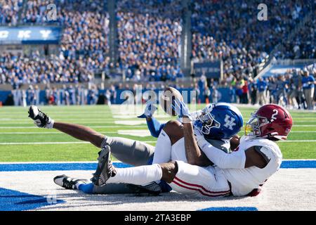 Der Kentucky Wide Receiver Dekel Crowdus fängt den Ball während des Fußballspiels Kentucky vs. Alabama am Samstag, den 11. November 2023, im Kroger Field. Stockfoto