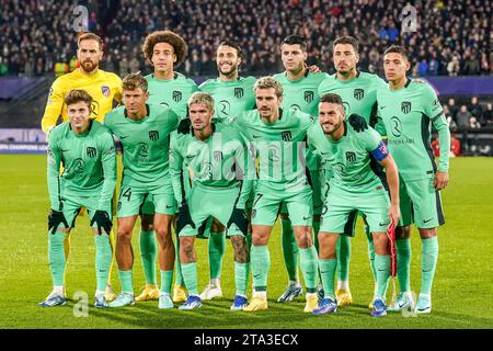 ROTTERDAM, NIEDERLANDE - 28. NOVEMBER: Jan Oblak von Atletico Madrid, Jose Maria Gimenez von Atletico Madrid, Rodrigo de Paul von Atletico Madrid, Koke von Atletico Madrid, Antoine Griezmann von Atletico Madrid, Marcos Llorente von Atletico Madrid, Nahuel Molina von Atletico Madrid, Alvaro Morata von Atletico Madrid, Axel Witsel von Atletico Madrid, Mario Hermoso von Atletico Madrid, Rodrigo Riquelme von Atletico Madrid während des Gruppenspiels E - UEFA Champions League 2023/24 zwischen Feyenoord und Atletico Madrid im Stadion Feijenoord am 28. November 2023 in Rotterdam, Niederlande. (Foto: Rene Nijh Stockfoto