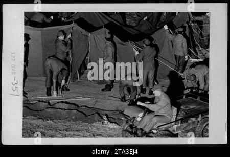 Das Bild zeigt mehrere vietnamesische Flüchtlinge, die in einer Gruppe stehen, während sie am 3. Mai 1975 von Claudia Cardinale, Nguyen Cao Ky, Rosemary Clooney und Betty Ford besucht wurden. Stockfoto