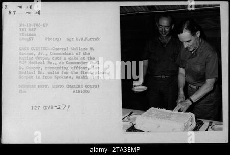 General Wallace M. Greene, Jr., Kommandant des Marine Corps, schneidet einen Kuchen in der 'C' Medical Ba., als Commander Paul D. Cooper, Kommandant, 1. Medical Bn, auf das erste Stück wartet. Cooper ist aus Spokane, Washington. Foto, aufgenommen am 8. August 1967 während des Vietnamkriegs. Stockfoto