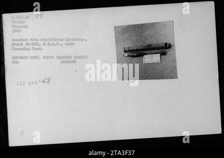 Bild von gekaperten Waffen während des Vietnamkrieges, datiert 1967. Die Abbildung zeigt eine russische 82-mm-Recollloss-Kartusche, Modell BK-881, mit einem H.E.A.T.-Sprengkopf. Die Patrone wird von einer Transporttasche begleitet. Dieses Foto ist Teil der Sammlung, die von amerikanischen Militäraktivitäten in Vietnam stammt." Stockfoto