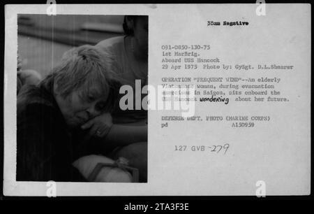 Eine ältere vietnamesische Frau sitzt an Bord der USS HANCOCK während der Operation Frequent Wind Evakuation Übungen am 29. April 1975 in Saigon. Stockfoto