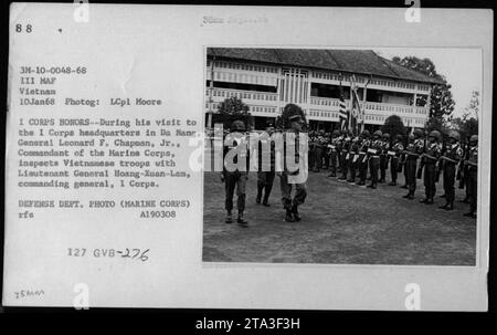 General Leonard F. Chapman, Kommandant des Marinekorps, inspiziert vietnamesische Truppen mit Generalleutnant Hoang-Xuan-Lam im Hauptquartier des I-Korps in da Nang, Vietnam. Dieses Foto wurde am 10. Januar 1968 während des Vietnamkriegs aufgenommen. Stockfoto