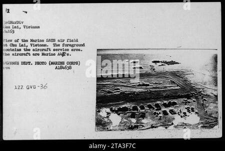 Marine SATS Flugplatz in Chu Lai, Vietnam im Juli 1965, der das Flugzeugservicegebiet mit Marineflugzeugen zeigt, fotografiert vom Marine Corps Dense Department of Photography. Stockfoto