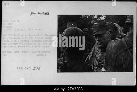 Vom 9. Bis 13. Januar 1968 besucht General Leonard F. Chapman, Jr., Kommandant des Marine Corps, III Marine Amphibious Force Einheiten im I Corps, Vietnam, und spricht mit einem Marine Radioman. Stockfoto