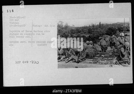 Die Marines der Republik Korea vom III. MAF nehmen am 12. September 1967 eine Nachschubmission in Vietnam auf. Auf diesem Foto des Verteidigungsministeriums, das von Sgt Ryan aufgenommen wurde, kann man ROK Marines beim Schrotflinten sehen, da sie beim Transport von Vorräten Sicherheit bieten. Stockfoto