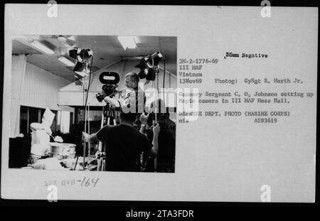 Gunnery Sergeant C. O. Johnson stellte während des Vietnamkriegs eine Mopic-Kamera in der III. MAF-Mess Hall auf. Das Foto wurde am 13. November 1969 von GySgt R. Marth Jr., einem Kampffotografen des US Marine Corps, aufgenommen. Es ist Teil einer Serie von Bildern, die die amerikanischen Militäraktivitäten während des Krieges dokumentieren. Stockfoto