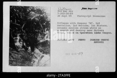 Ein U.S. Marine der Kompanie M, 3rd Battalion, 3rd Marines, 1st Platoon überquert einen aufgeblähten Fluss nahe Mutters Ridge während der Operation Idaho Canyon am 20. September 1969. Foto von CPL Zimmerman zeigt Kampfaktivität. Stockfoto