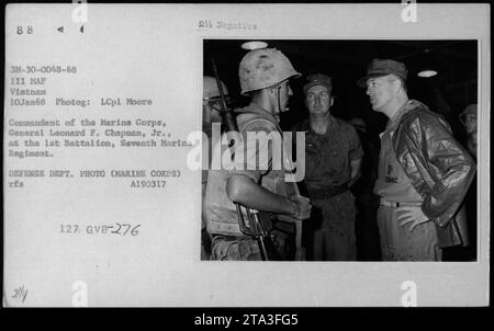 General Leonard F. Chapman Jr., Kommandant des Marine Corps, besuchte am 10. Januar 1968 das 1. Bataillon des 7. Marine Regiments in Vietnam. Dieses Foto wurde von LCpl Moore aufgenommen und ist Teil der Sammlung amerikanischer Militäraktivitäten während des Vietnamkriegs. Stockfoto