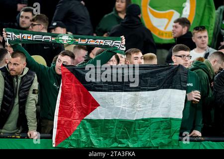 Rom, Italien. November 2023. Fans des Celtic FC während des Gruppenspiels der UEFA Champions League zwischen SS Lazio und Celtic FC am 28. November 2023 in Rom. Quelle: Giuseppe Maffia/Alamy Live News Stockfoto