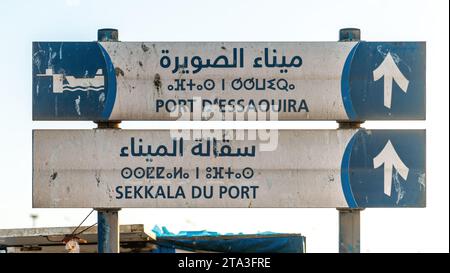 Straßenschild mit der Richtung Essaouira Stadt und Sqala du Port, dem Haupthafen von Essaouira. Stockfoto