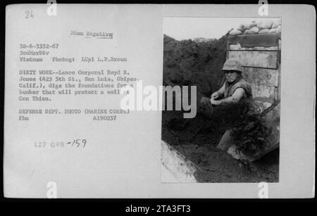 Lance Corporal Boyd R. Jones ist auf dem Foto zu sehen, wie er Fundamente für einen Bunker bei Gen Thien in Vietnam grub. Der Bunker soll einen Brunnen schützen. Das Bild wurde 1967 von LCpl L.P. Brown aufgenommen, einem Fotografen des US Marine Corps während des Vietnamkriegs. Stockfoto