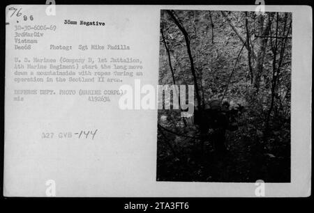 US-Marines von Kompanie B, 1. Bataillon, 4. Marine-Regiment, führen im Dezember 1968 eine lange Bergabfahrt mit Seilen durch, während der Operation Saline II in Vietnam. Die Soldaten navigieren durch das raue Gelände in Schottland II. Das Foto wurde von Sgt. Nike Padilla vom US Marine Corps aufgenommen. Stockfoto