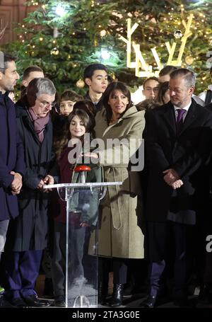 Die Pariser Bürgermeisterin Anne Hidalgo bereitet sich darauf vor, die olympischen Farben an der Fassade des Rathauses in Paris zu präsentieren, am Dienstag, den 28. November 2023, mit: von L bis R Tony Estanguet, Präsident des Pariser Organisationskomitees für die Olympischen und Paralympischen Spiele 2024; Thomas Bach, Präsident des Internationalen Olympischen Komitees und Andrew Parsons, Präsident des Internationalen Paralympischen Komitees. Hidalgo sagte, sie kündige X (ehemaliges Twitter) und beschuldigte die Plattform, Desinformation und Hass zu verbreiten und eine „gigantische globale Kanalisation“ zu werden. Foto: Maya Vidon-White/UPI. Stockfoto