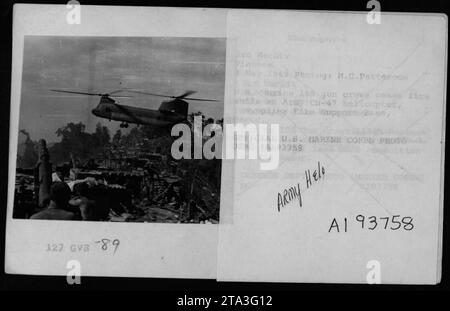 Amerikanische Soldaten der 105 Kanonenbesatzungen nehmen Deckung, während ein Hubschrauber der Army CH-47 während des Kampfes am 4. Mai 1969 Vorräte liefert. Dieses Foto, aufgenommen von M. C. Patterson, zeigt einen intensiven Moment während des Vietnamkriegs. Offiziell von der US-Armee veröffentlicht, zeigt das Bild, wie anspruchsvoll militärische Aktivitäten in dieser Zeit waren. Stockfoto