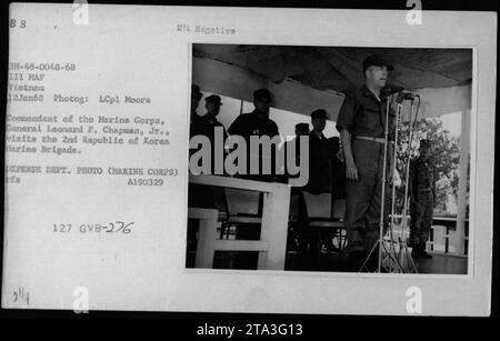 General Leonard F Chapman, Kommandant des Marinekorps, besucht während des Vietnamkriegs die 2. Marine Brigade der Republik Korea. Dieses Foto wurde am 12. Januar 1968 von LCpl Moore aufgenommen. Es ist ein offizielles Foto des Verteidigungsministeriums (Marine Corps) mit der Identifikationsnummer 3M-48-0048-68 III HAF Vietnam 32Jan68. Stockfoto