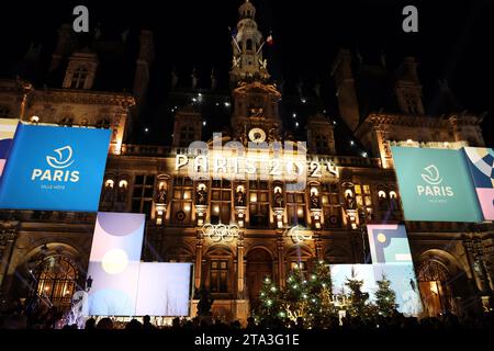 Paris, Frankreich. November 2023. Das Rathaus der französischen Hauptstadt ist am Dienstag, den 28. November 2023, in Paris in den olympischen Farben gehalten. Die Bürgermeisterin der zukünftigen Olympiastadt Anne Hidalgo sagte, dass sie X (ehemaliges Twitter) verlässt und der Plattform vorgeworfen wird, Desinformation und Hass zu verbreiten und eine „gigantische globale Kanalisation“ zu werden. Foto: Maya Vidon-White/UPI. Quelle: UPI/Alamy Live News Stockfoto