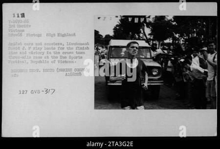 Leutnant David J. Farley nimmt am Blue Sports Festival in der Republik Vietnam am 2. November 1966 Teil. Er tritt in einem drei-Meilen-Rennen durch die Stadt an, in dem er mit Autos und Motorrollern überquert und schließlich die Ziellinie im Sieg überquert. Dieses Foto zeigt einen Moment der Ruhe und Entspannung für das amerikanische Militär während des Vietnamkriegs. Stockfoto