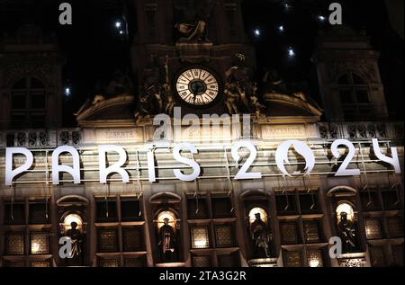 Paris, Frankreich. November 2023. Das Rathaus der französischen Hauptstadt ist am Dienstag, den 28. November 2023, in Paris in den olympischen Farben gehalten. Die Bürgermeisterin der zukünftigen Olympiastadt Anne Hidalgo sagte, dass sie X (ehemaliges Twitter) verlässt und der Plattform vorgeworfen wird, Desinformation und Hass zu verbreiten und eine „gigantische globale Kanalisation“ zu werden. Foto: Maya Vidon-White/UPI. Quelle: UPI/Alamy Live News Stockfoto