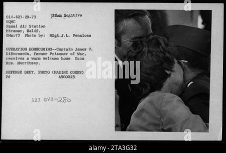 Captain James V. DiBernardo, ein ehemaliger Kriegsgefangener, wird von Mrs. Morritsey während der Operation Homecoming, der Rückführung von Kriegsgefangenen der US-Marine, am 8. März 1973 auf der Naxal Air Station Miramar, Dalif, herzlich willkommen geheißen. Dieses Foto wurde von MSgt.J.L. Penalosa aufgenommen. Stockfoto