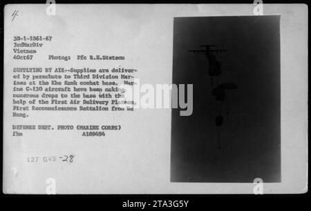 Vorräte sind Luft, die per Fallschirm an die 3. Division Marines auf der Khe Sanh Kampfbasis abgegeben wurde. Die Marine C-130 Hercules-Flugzeuge lieferten in Zusammenarbeit mit dem First Air Delivery Platoon von da Nang kontinuierlich Lieferungen an die Basis. Foto von PFC R. E. Stetson am 4. Oktober 1967." Stockfoto