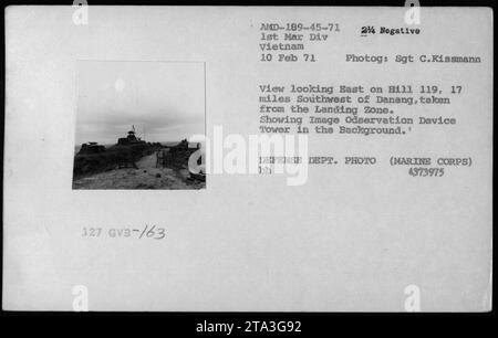 Militärangehörige auf Hill 119, 27 Meilen südwestlich von Danang in Vietnam, am 10. Februar 1971. Das Foto zeigt einen Blick nach Osten von der Landezone aus, wobei im Hintergrund ein Turm des Beobachtungsgeräts aufgenommen wird. Dieses Bild wurde von Sgt. C. Kissmann von der 1. Marine Division des US-Verteidigungsministeriums aufgenommen. Stockfoto